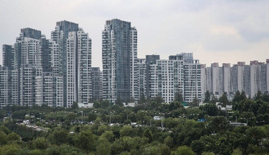 강남 집값이 8개월 만에 상승 전환된 가운데 하반기 저금리 기조와 맞물려 당분간 강보합을 유지할 것으로 예상된다. 사진은 반포동 한강변 랜드마크 단지인 아크로리버파크.<연합뉴스>